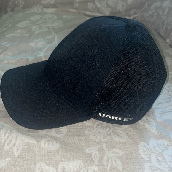 Oakley Other - Oakley Fitted. hat